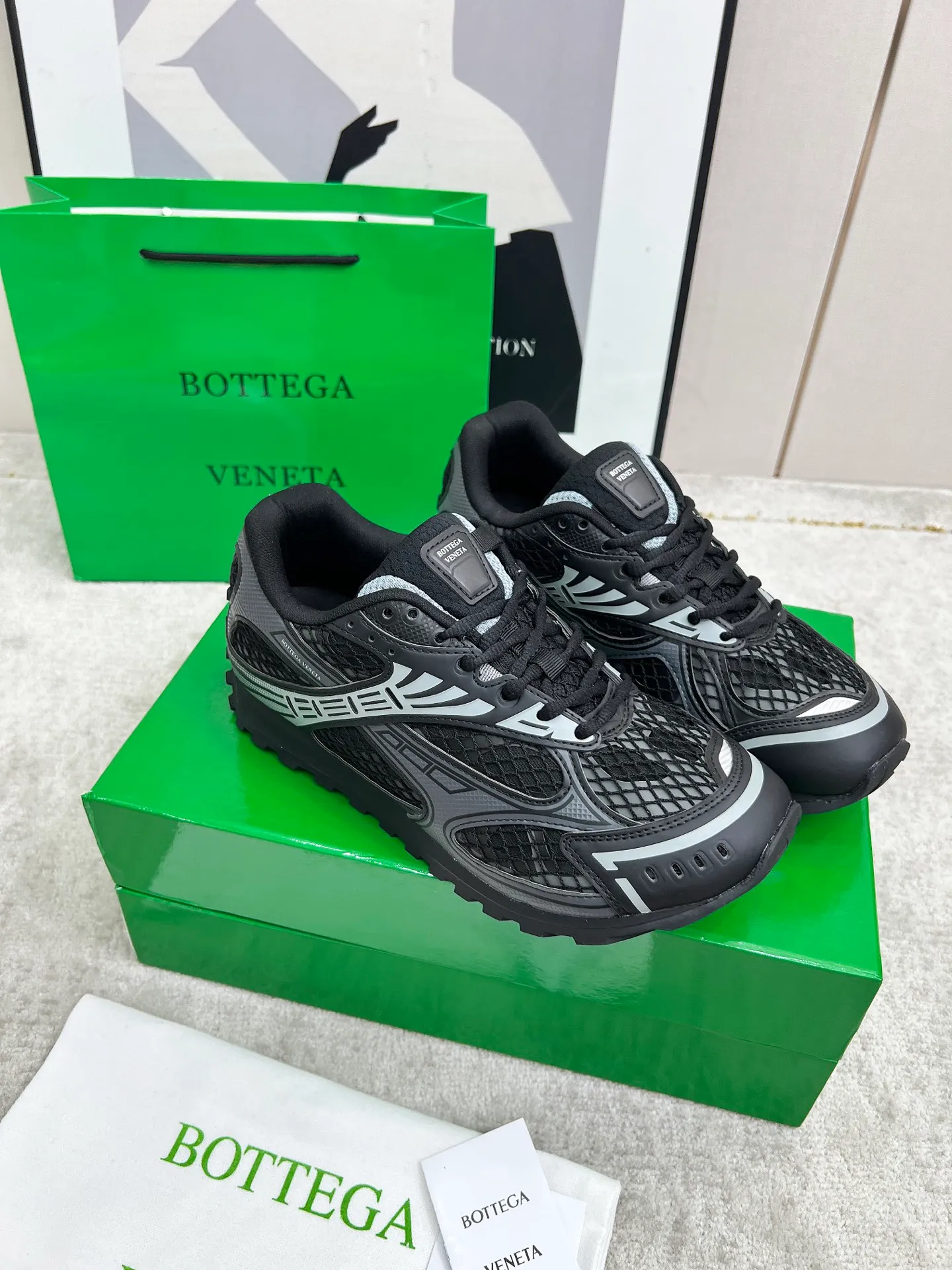 P540. Top version (couples model) Bottega Veneta Bottega Veneta 23ss autumn and winter show BV Orbit sneakers Wang Yibo's same style couples casual shoes dad shoes! Runner sneakers! Original purchase and development!  Made of original lightweight technical mesh fabric, the same as the original version! The process is complicated!  Paired with a rubber outsole designed with a geometric pattern, the high version of the Wang Zha series is actually much taller, but the legs still look slim. Very nice. Durable and playable, standard and version-matching shoe package technology, look for high-end versions. The original outsole is exclusively molded, and the color-blocked TPU outsole is used. The material and weight are the same as the original!  Size: #Female 35-41 (40 and 41 customized sizes are non-refundable) Male 39-45 (45 size customized are non-returnable and exchangeable)